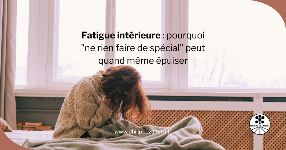 Épuisé(e) sans raison apparente ? Découvrez d'où vient la fatigue intérieure et un outil simple pour enfin en identifier la source.